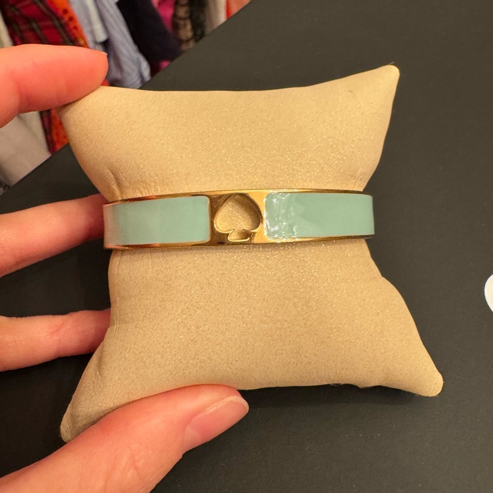 EUC! Kate Spade, spade cut out bangle. One size. Comes with jewelry bag.
